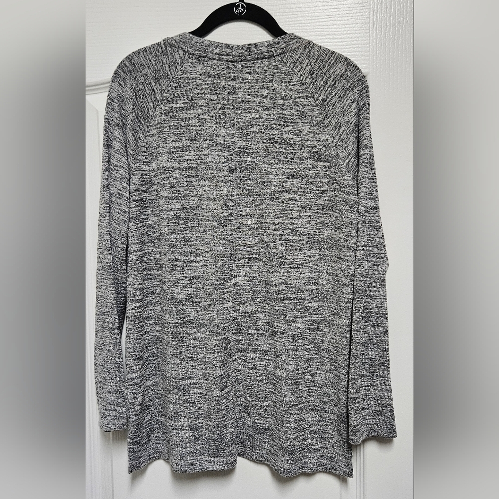 Banana Republic Heathered Black and White Long Sleeve V-Neck Top. - Picture 6 of 7